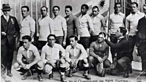 Selección uruguaya campeona de la medalla de oro en Paris 1924 (Foto: Asociación Uruguaya de Futbol)